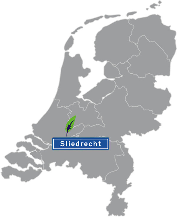Landkaart Nederland grijs - locatie Dagnall Taleninstituut in Sliedrecht - aangegeven met blauw plaatsnaambord met witte letters en Dagnall veer - op transparante achtergrond - 600 * 733 pixels
